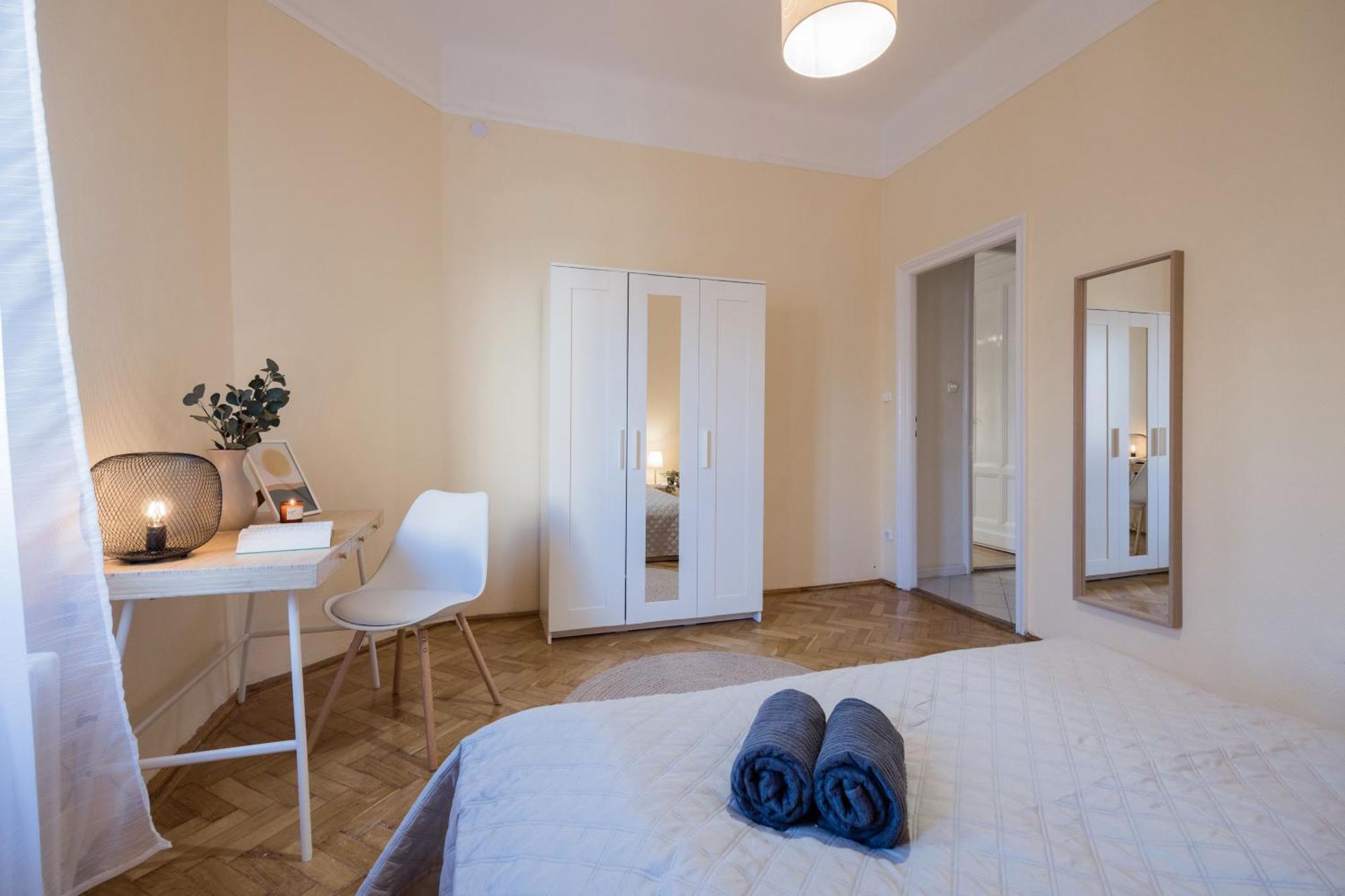Magnificent 3br With Balcony By Dohany Synalogue Apartmán
