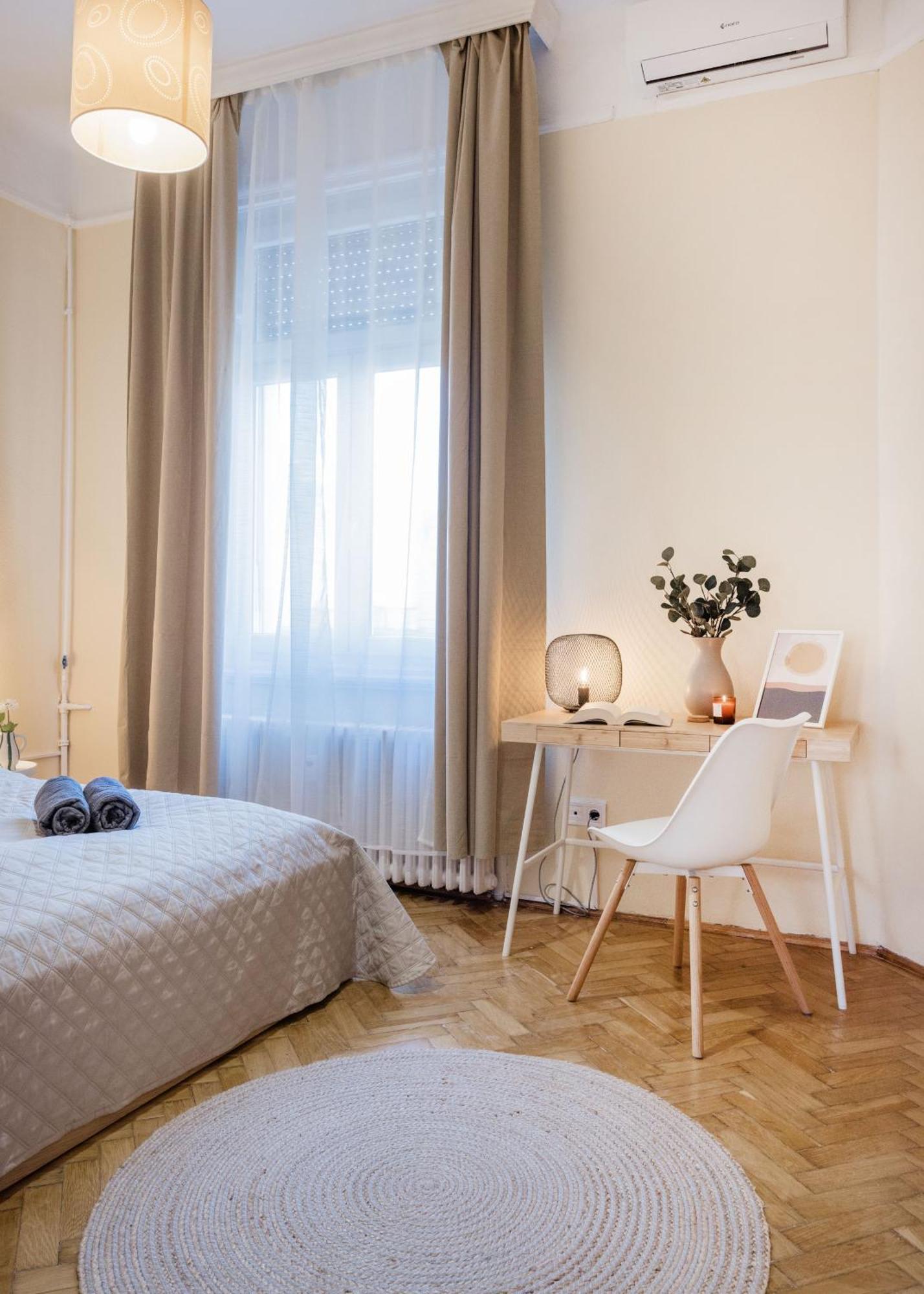 Magnificent 3br With Balcony By Dohany Synalogue Apartament *