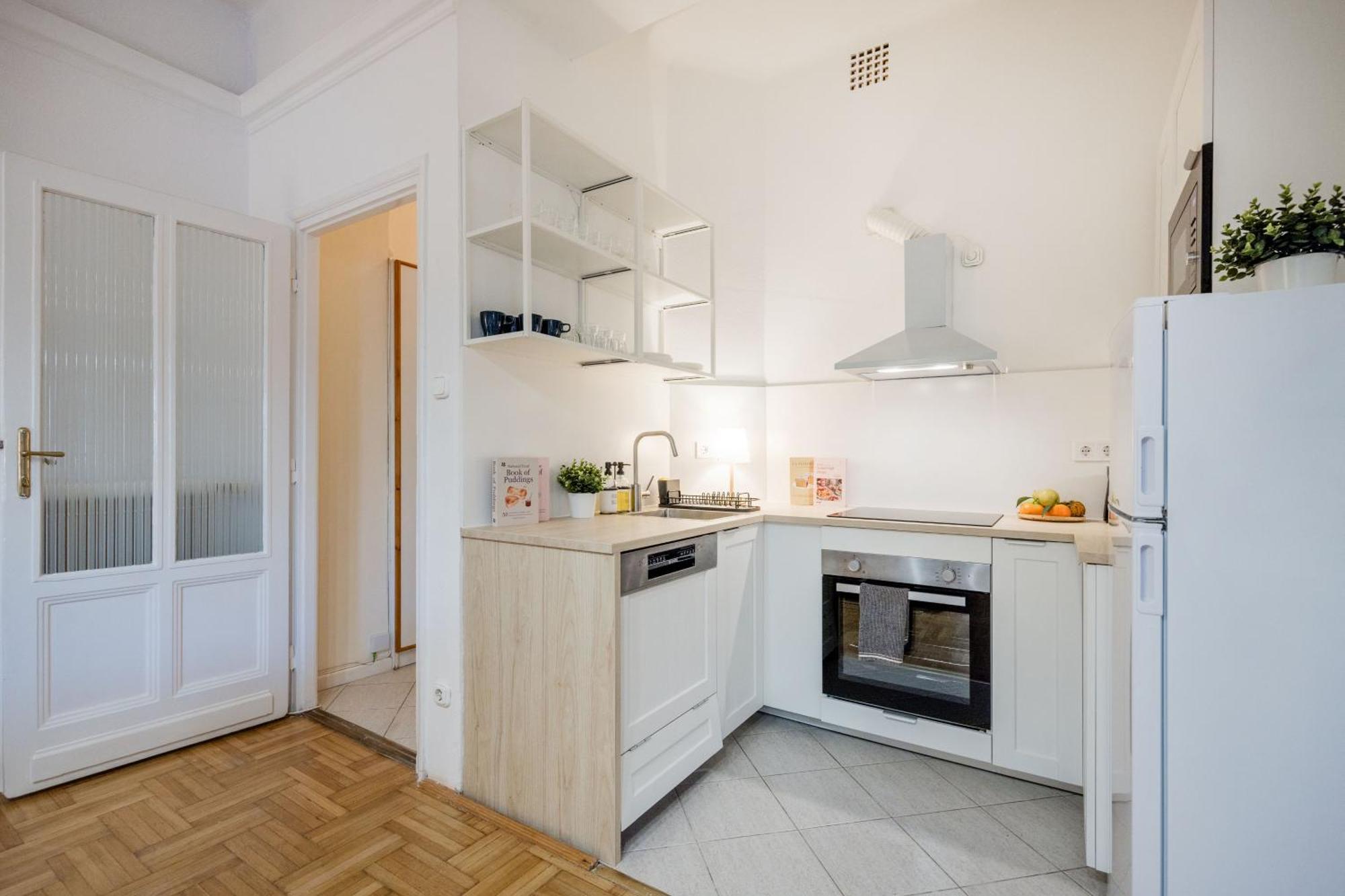 Magnificent 3br With Balcony By Dohany Synalogue Apartament