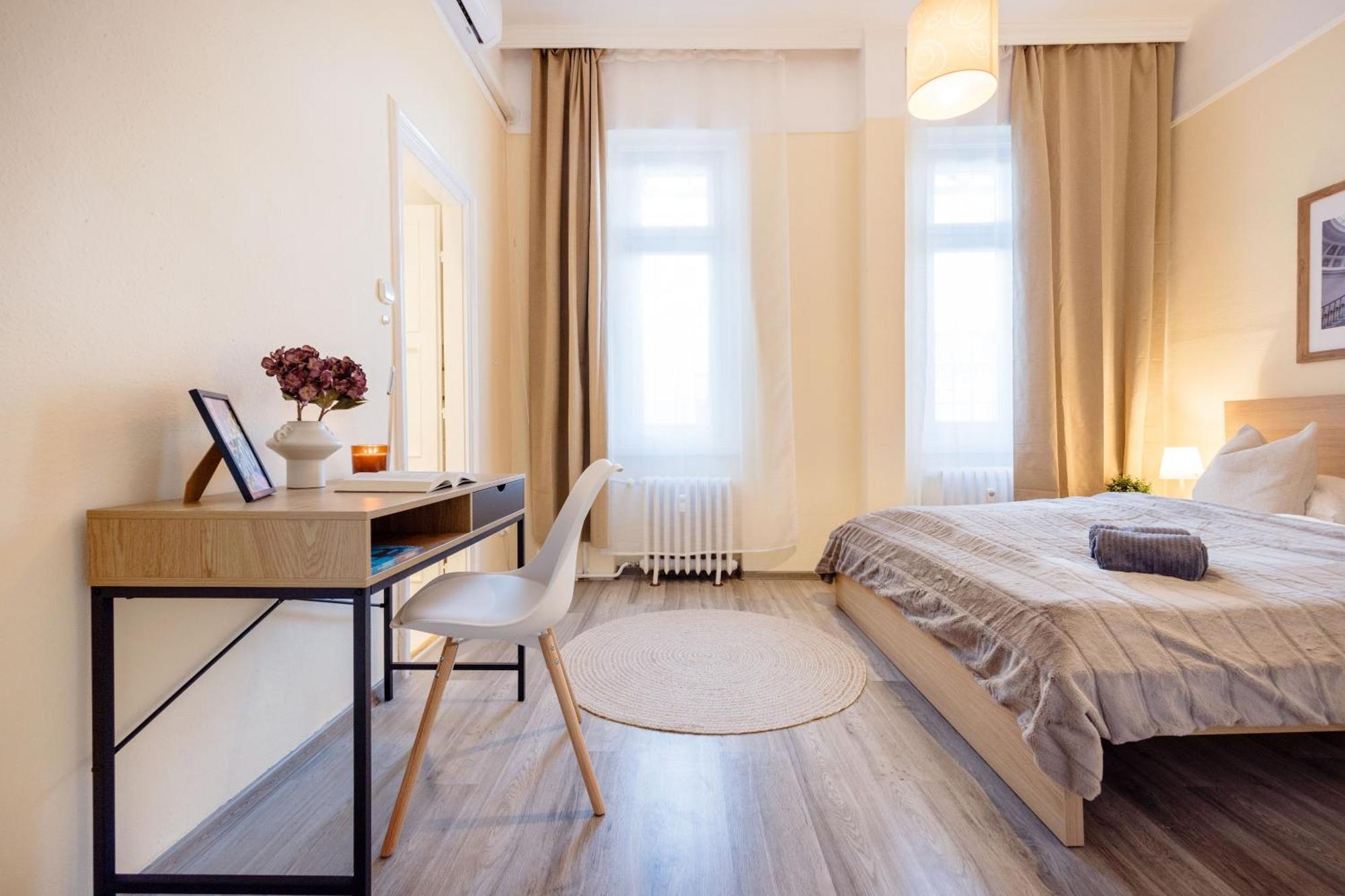 Magnificent 3br With Balcony By Dohany Synalogue Apartament