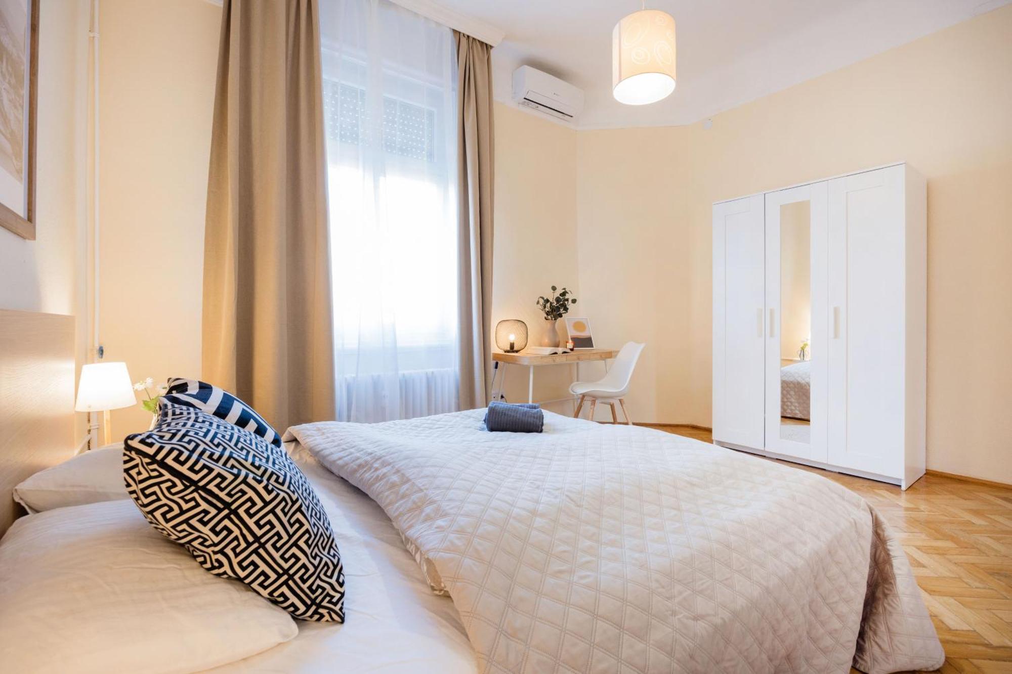 Magnificent 3br With Balcony By Dohany Synalogue Apartament *